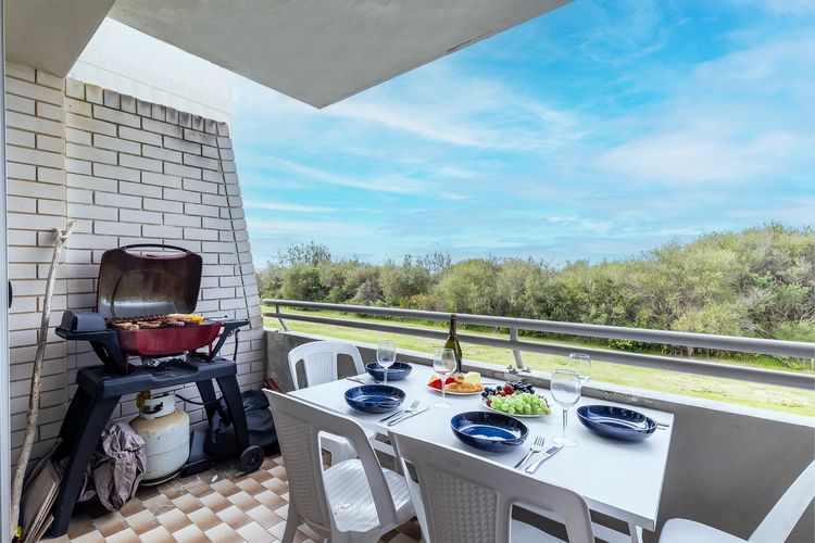 Ocean Shores, 5/27 Weatherly Close – waterfront unit with views to Shoal Bay and wifi