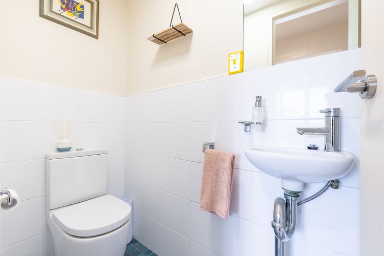 Ocean Shores, 5/27 Weatherly Close – waterfront unit with views to Shoal Bay and wifi