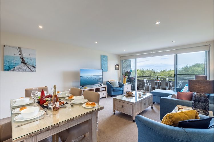 Ocean Shores, 5/27 Weatherly Close – waterfront unit with views to Shoal Bay and wifi