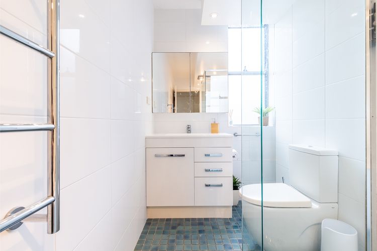 Ocean Shores, 5/27 Weatherly Close – waterfront unit with views to Shoal Bay and wifi