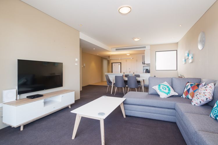 Cote D’Azure, 13/61 Donald Street – Lovely unit air con, Wi-Fi, secure parking, complex lift and pool