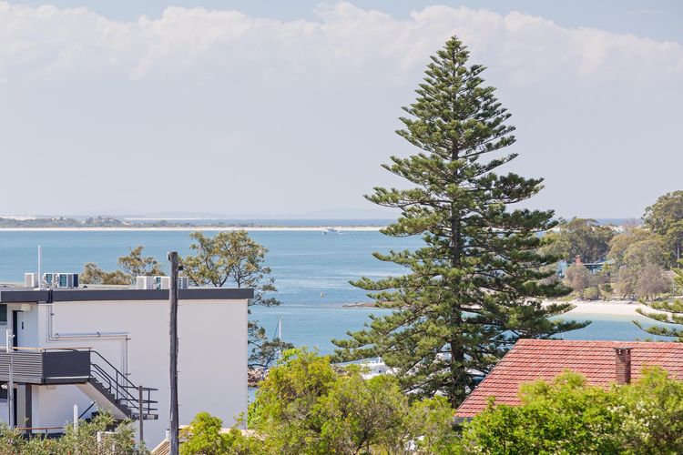 Cote D’Azure, 13/61 Donald Street – Lovely unit air con, Wi-Fi, secure parking, complex lift and pool