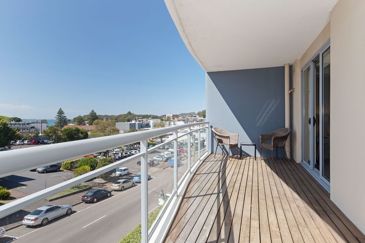 Cote D’Azure, 13/61 Donald Street – Lovely unit air con, Wi-Fi, secure parking, complex lift and pool