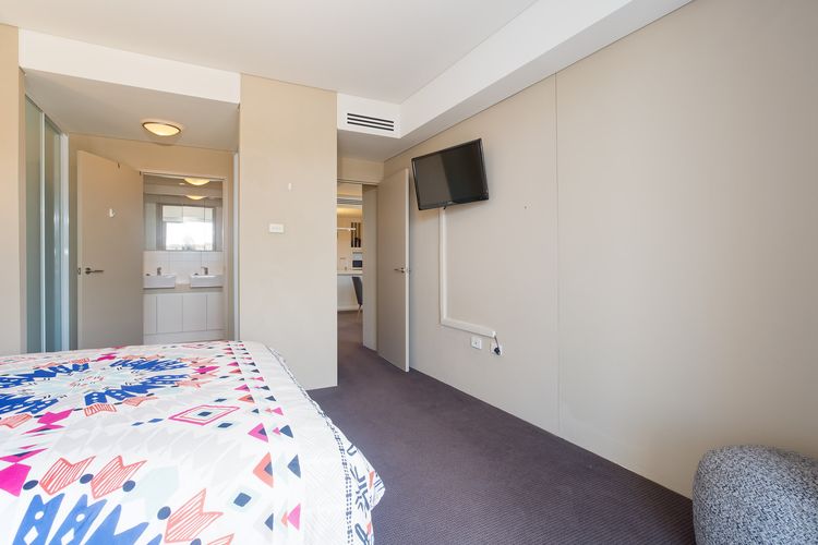 Cote D’Azure, 13/61 Donald Street – Lovely unit air con, Wi-Fi, secure parking, complex lift and pool