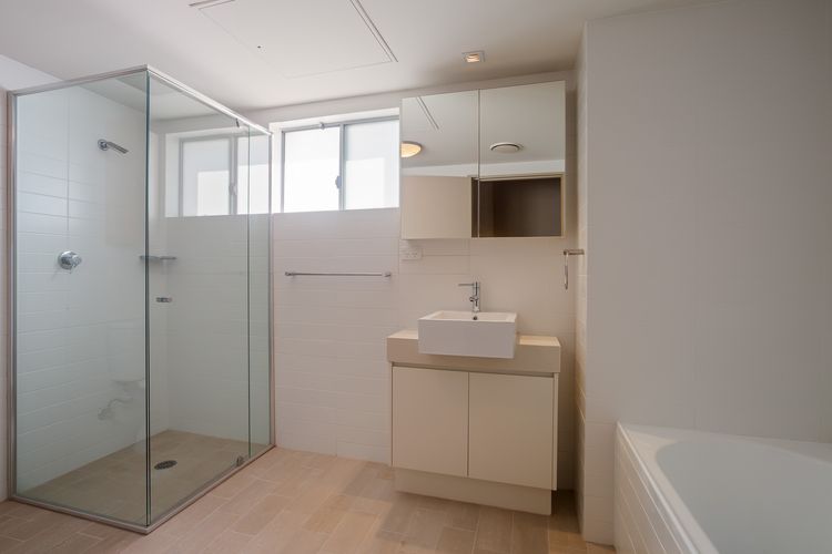 Cote D’Azure, 13/61 Donald Street – Lovely unit air con, Wi-Fi, secure parking, complex lift and pool