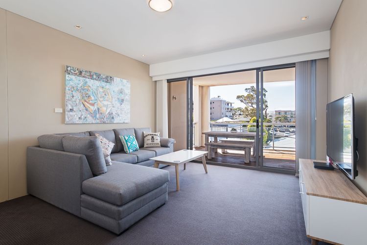 Cote D’Azure, 13/61 Donald Street – Lovely unit air con, Wi-Fi, secure parking, complex lift and pool