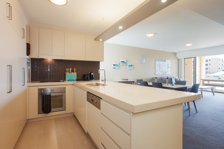 Cote D’Azure, 13/61 Donald Street – Lovely unit air con, Wi-Fi, secure parking, complex lift and pool