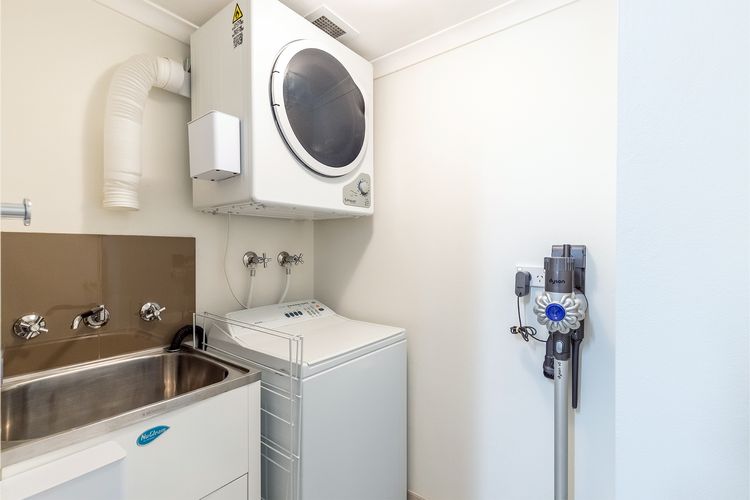 Bay Parklands, 29/2 Gowrie Avenue – views, air conditioning, Wi-Fi, Pool, tennis court and spa