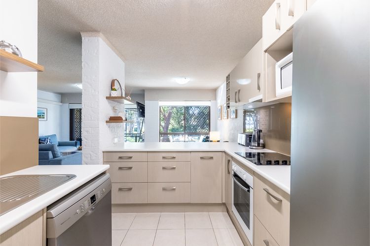 Bay Parklands, 29/2 Gowrie Avenue – views, air conditioning, Wi-Fi, Pool, tennis court and spa