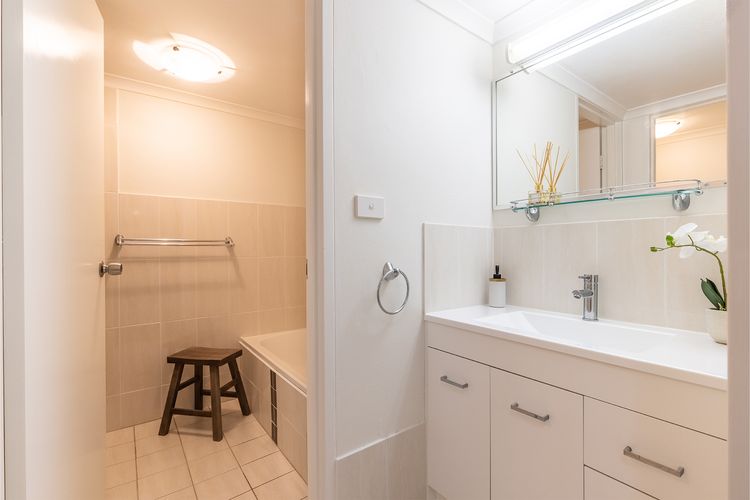 Bay Parklands, 29/2 Gowrie Avenue – views, air conditioning, Wi-Fi, Pool, tennis court and spa
