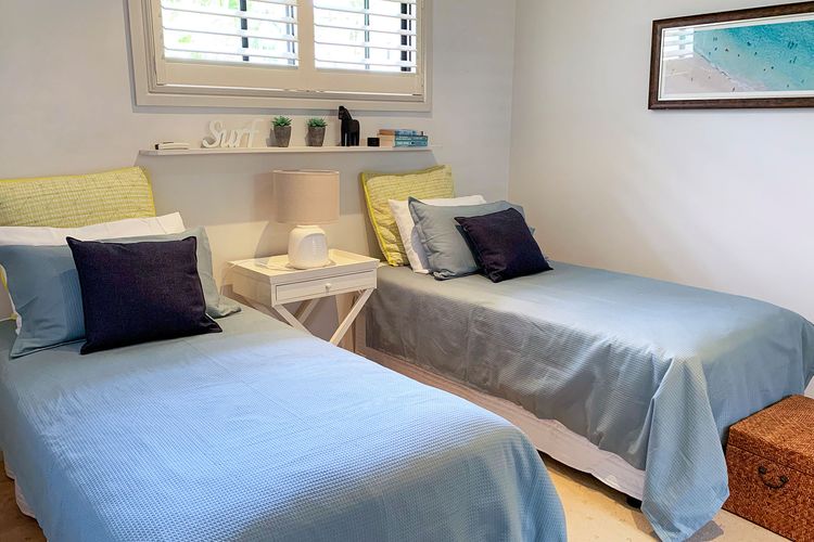 LA CIMA, 31 WALLAWA RD – PREMIUM PROPERTY WITH STUNNING VIEWS, WIFI, AIR CONDITONING, LINEN AND BED MAKING SUPPLIED