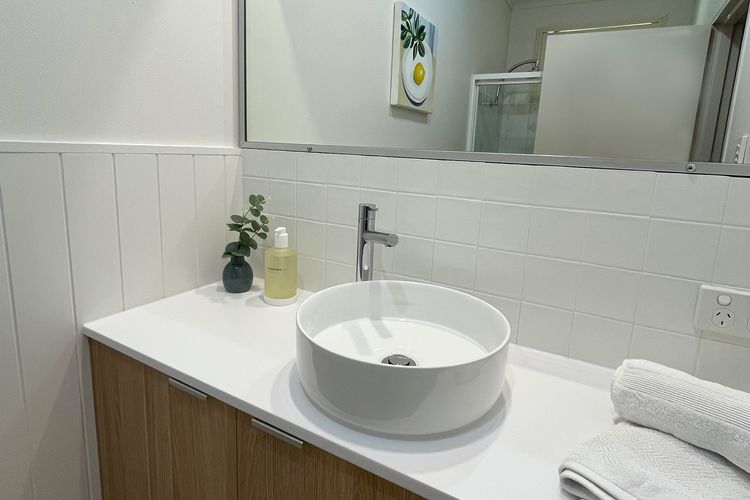 LA CIMA, 31 WALLAWA RD – PREMIUM PROPERTY WITH STUNNING VIEWS, WIFI, AIR CONDITONING, LINEN AND BED MAKING SUPPLIED