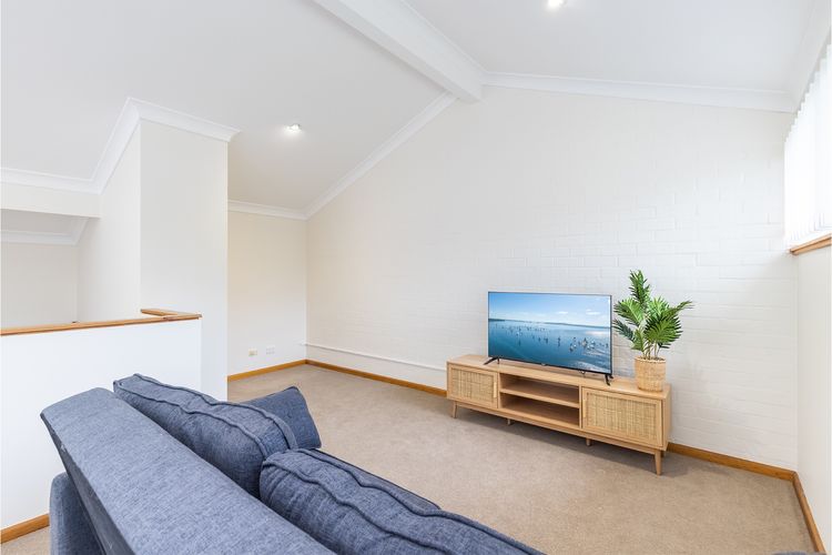 The Moorings, 23/4 Cromarty Rd – air con, pool and waterfront