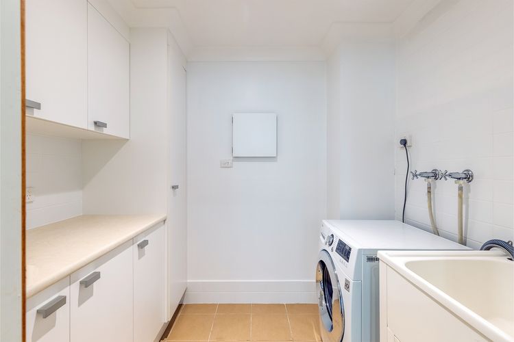 The Moorings, 23/4 Cromarty Rd – air con, pool and waterfront