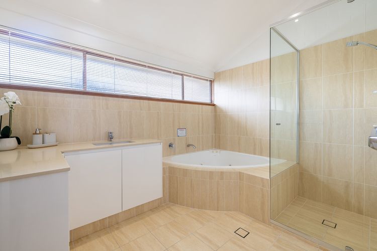 The Moorings, 23/4 Cromarty Rd – air con, pool and waterfront