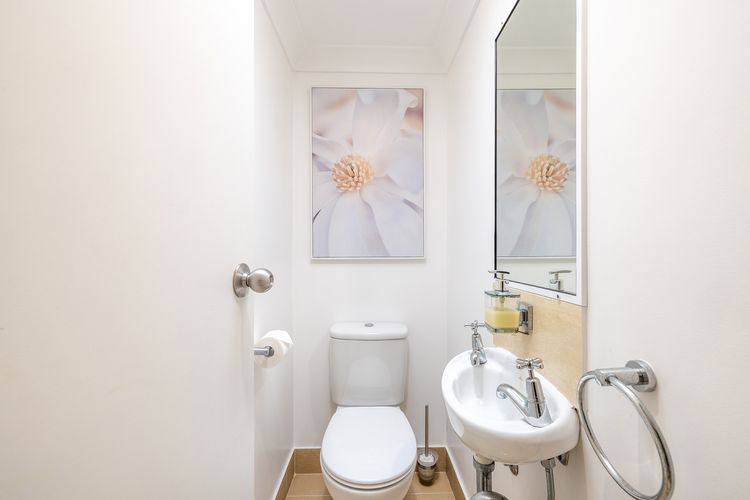 The Moorings, 23/4 Cromarty Rd – air con, pool and waterfront