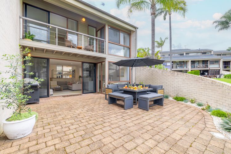 The Moorings, 23/4 Cromarty Rd – air con, pool and waterfront