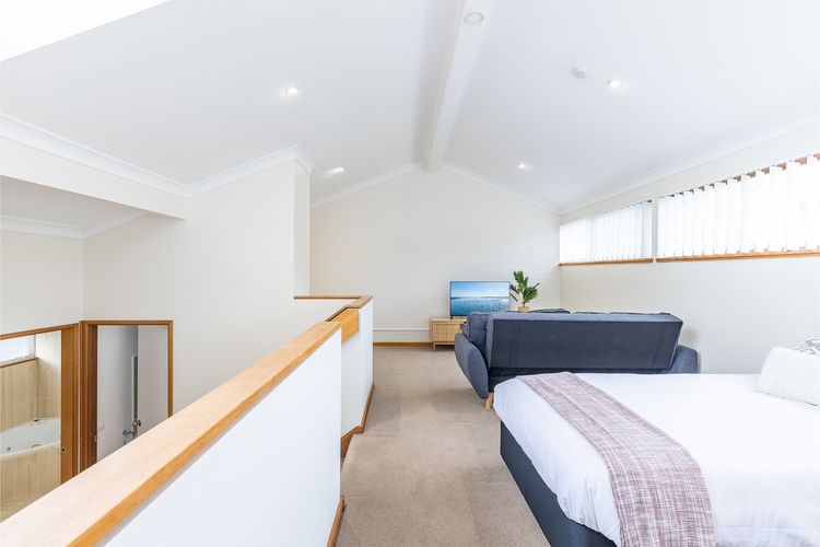 The Moorings, 23/4 Cromarty Rd – air con, pool and waterfront