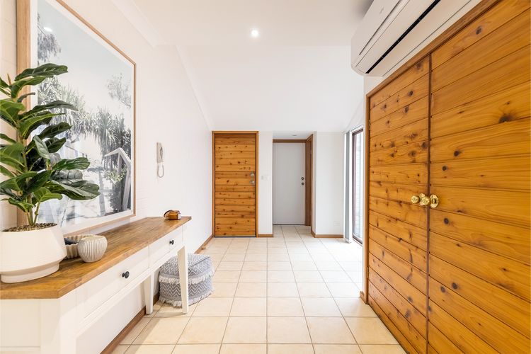 The Moorings, 23/4 Cromarty Rd – air con, pool and waterfront