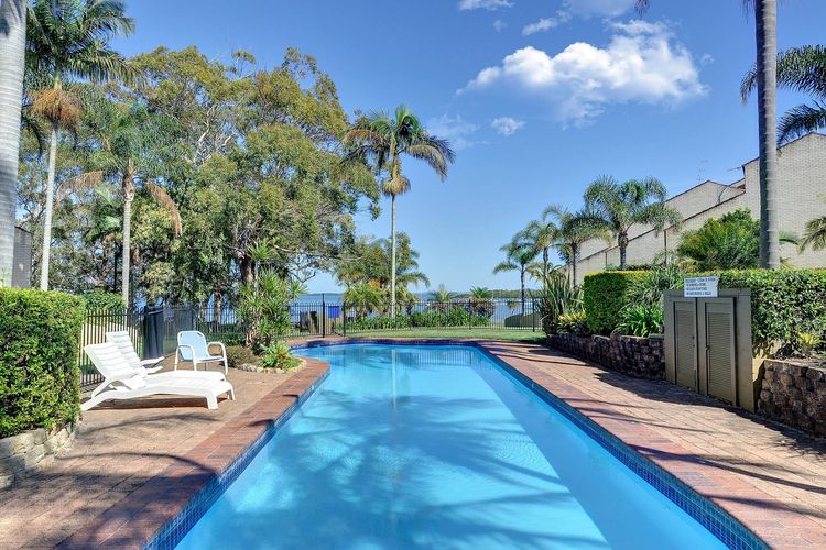 The Moorings, 23/4 Cromarty Rd – air con, pool and waterfront