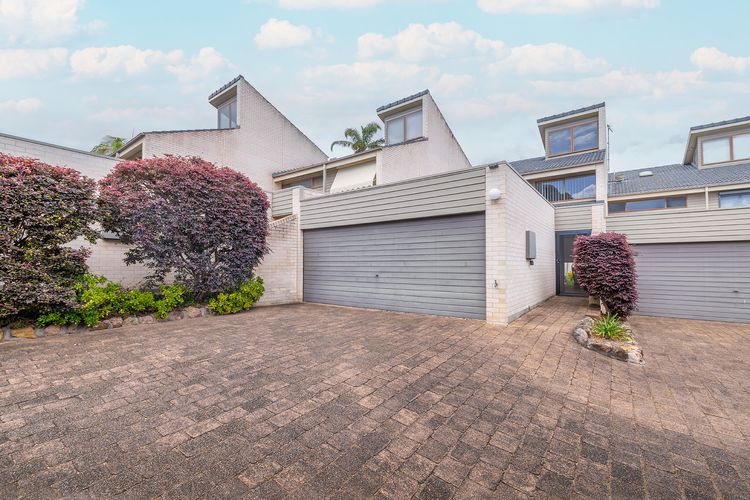 The Moorings, 23/4 Cromarty Rd – air con, pool and waterfront