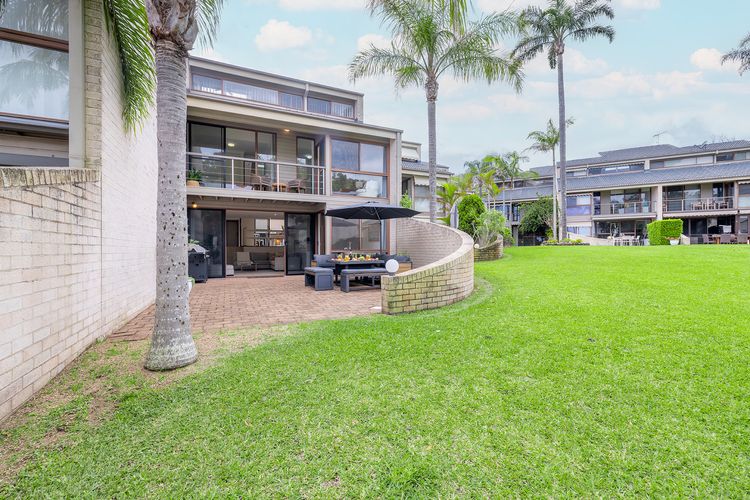The Moorings, 23/4 Cromarty Rd – air con, pool and waterfront