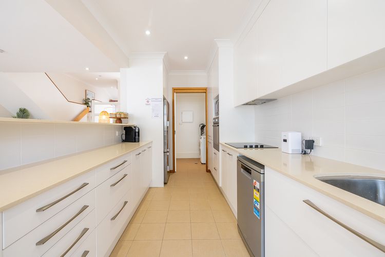 The Moorings, 23/4 Cromarty Rd – air con, pool and waterfront