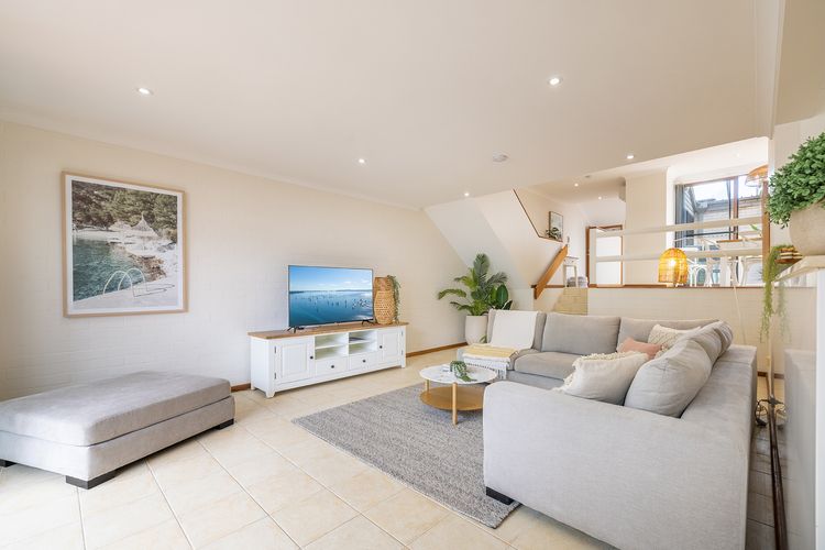 The Moorings, 23/4 Cromarty Rd – air con, pool and waterfront