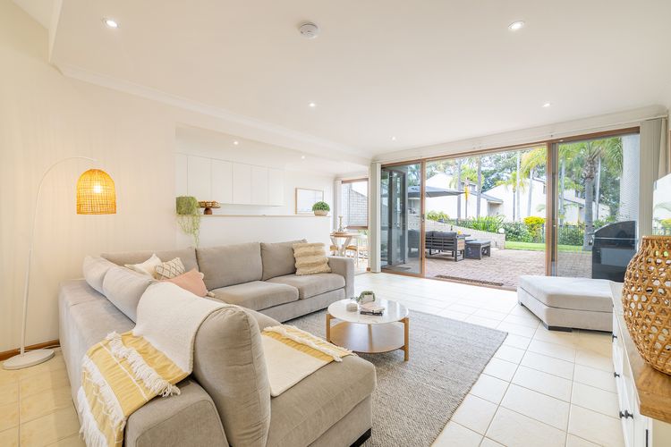 The Moorings, 23/4 Cromarty Rd – air con, pool and waterfront