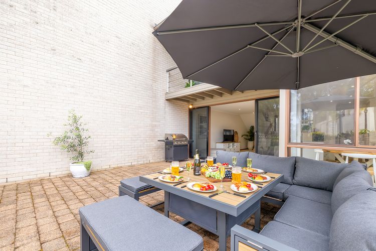 The Moorings, 23/4 Cromarty Rd – air con, pool and waterfront