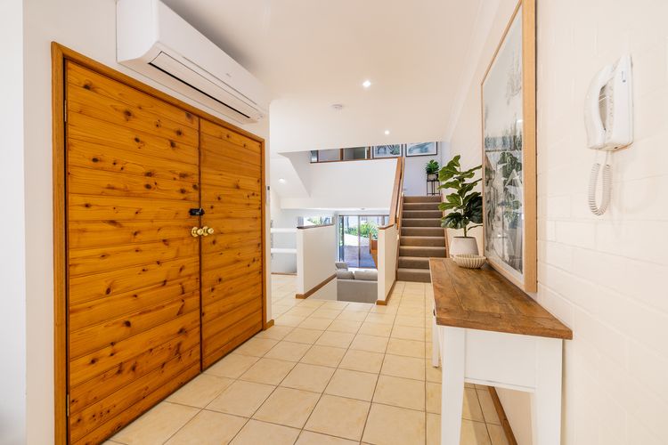 The Moorings, 23/4 Cromarty Rd – air con, pool and waterfront