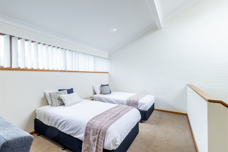 The Moorings, 23/4 Cromarty Rd – air con, pool and waterfront