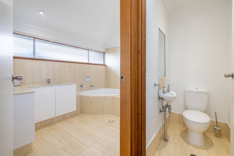 The Moorings, 23/4 Cromarty Rd – air con, pool and waterfront