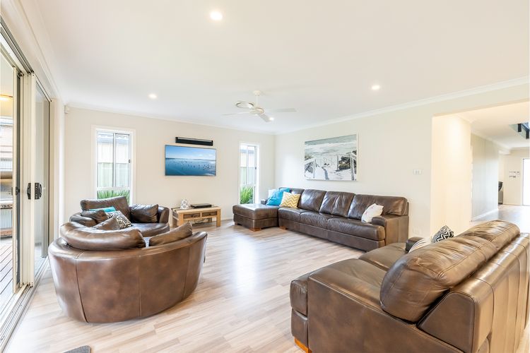 Big Wave At Shoal Bay, 8 Achilles St – large home with ducted air con, Wi-Fi and Linen