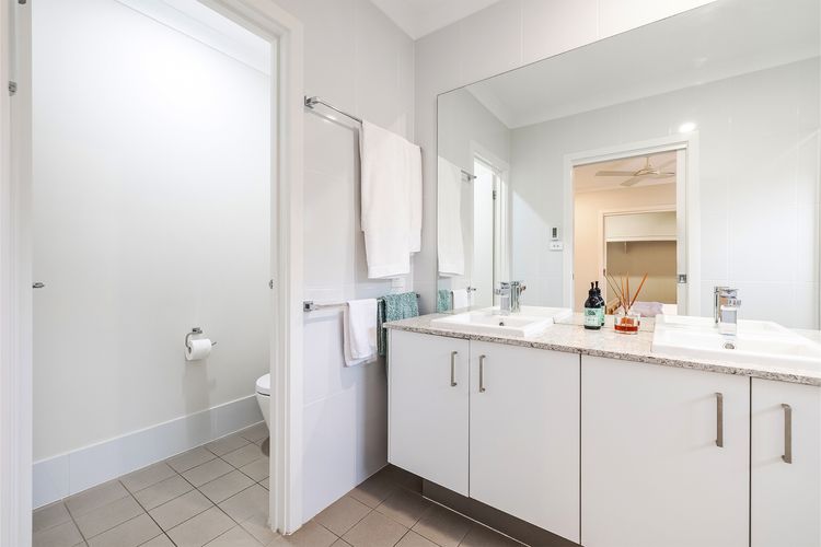 Big Wave At Shoal Bay, 8 Achilles St – large home with ducted air con, Wi-Fi and Linen