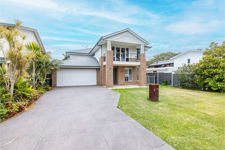 Big Wave At Shoal Bay, 8 Achilles St – large home with ducted air con, Wi-Fi and Linen