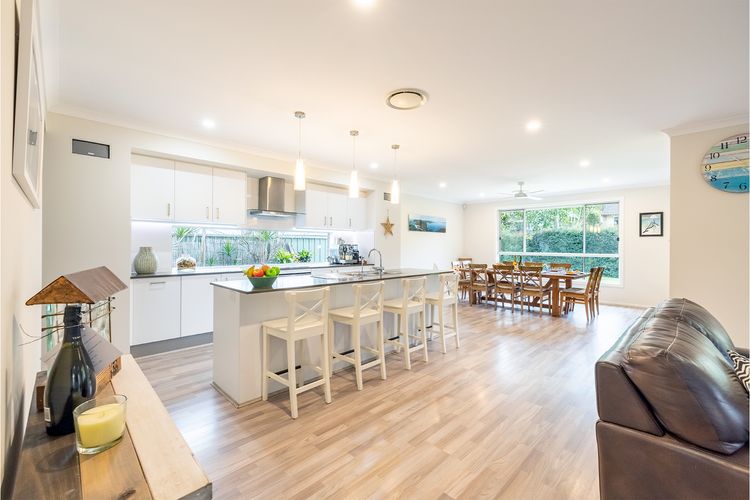 Big Wave At Shoal Bay, 8 Achilles St – large home with ducted air con, Wi-Fi and Linen