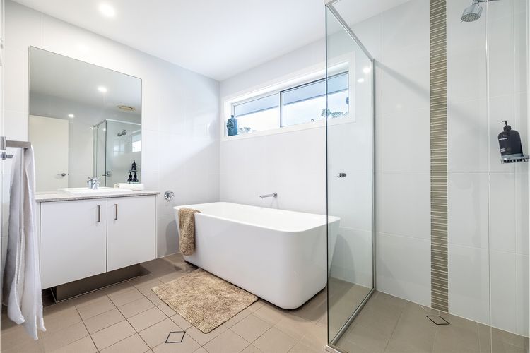 Big Wave At Shoal Bay, 8 Achilles St – large home with ducted air con, Wi-Fi and Linen