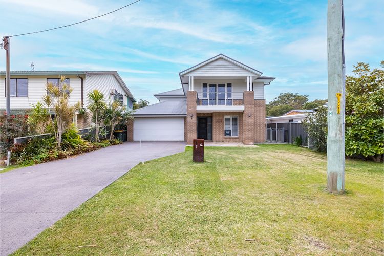 Big Wave At Shoal Bay, 8 Achilles St – large home with ducted air con, Wi-Fi and Linen