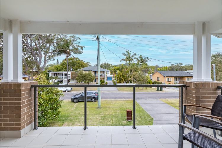 Big Wave At Shoal Bay, 8 Achilles St – large home with ducted air con, Wi-Fi and Linen