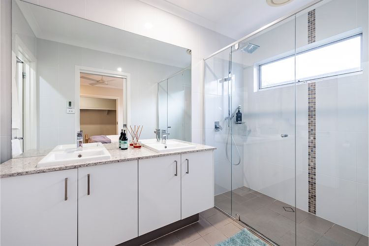 Big Wave At Shoal Bay, 8 Achilles St – large home with ducted air con, Wi-Fi and Linen