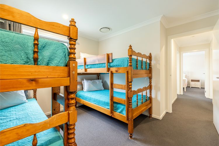 Big Wave At Shoal Bay, 8 Achilles St – large home with ducted air con, Wi-Fi and Linen