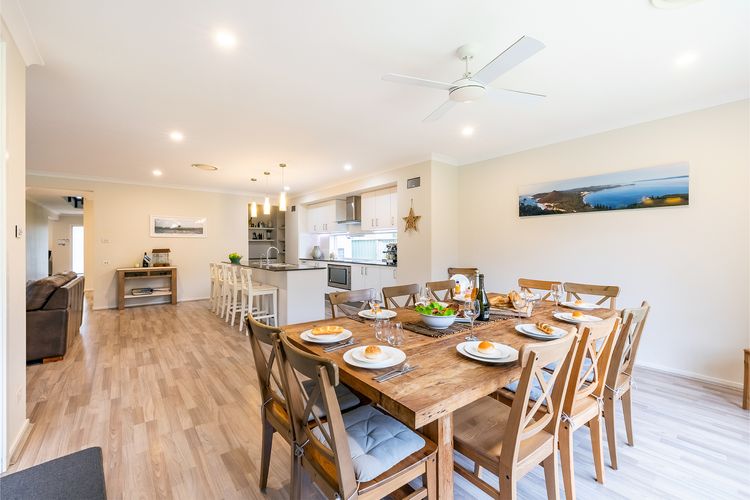 Big Wave At Shoal Bay, 8 Achilles St – large home with ducted air con, Wi-Fi and Linen