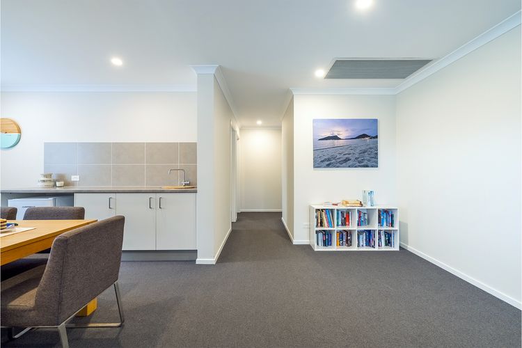 Big Wave At Shoal Bay, 8 Achilles St – large home with ducted air con, Wi-Fi and Linen