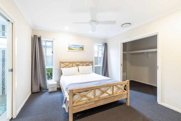 Big Wave At Shoal Bay, 8 Achilles St – large home with ducted air con, Wi-Fi and Linen