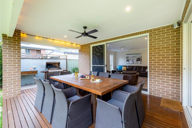 Big Wave At Shoal Bay, 8 Achilles St – large home with ducted air con, Wi-Fi and Linen