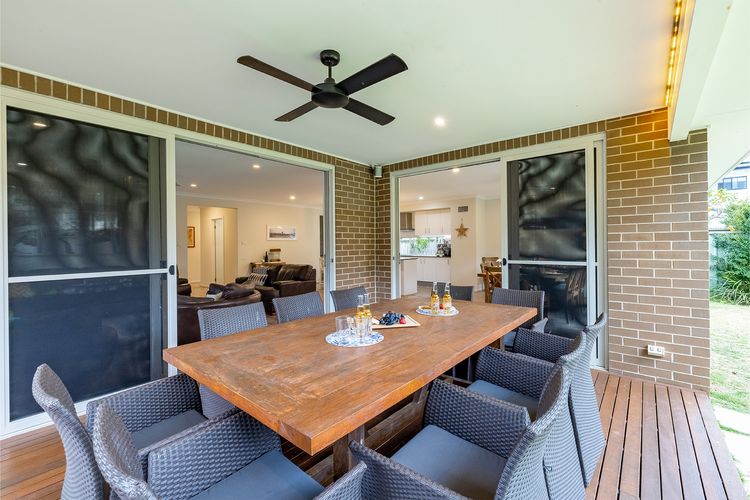 Big Wave At Shoal Bay, 8 Achilles St – large home with ducted air con, Wi-Fi and Linen