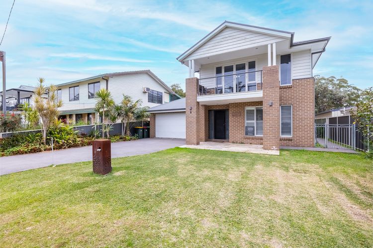 Big Wave At Shoal Bay, 8 Achilles St – large home with ducted air con, Wi-Fi and Linen
