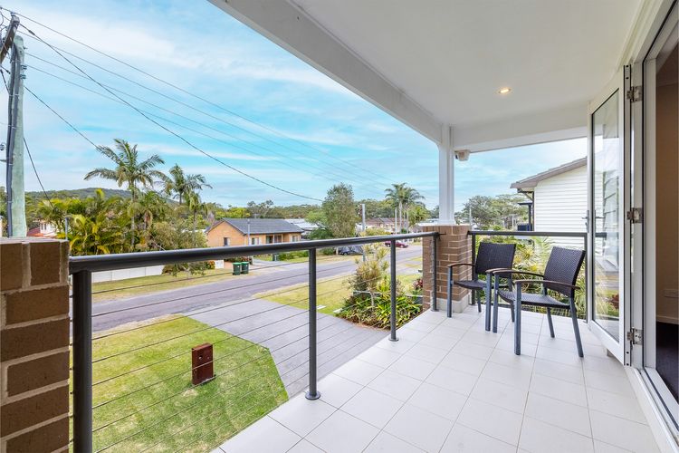 Big Wave At Shoal Bay, 8 Achilles St – large home with ducted air con, Wi-Fi and Linen