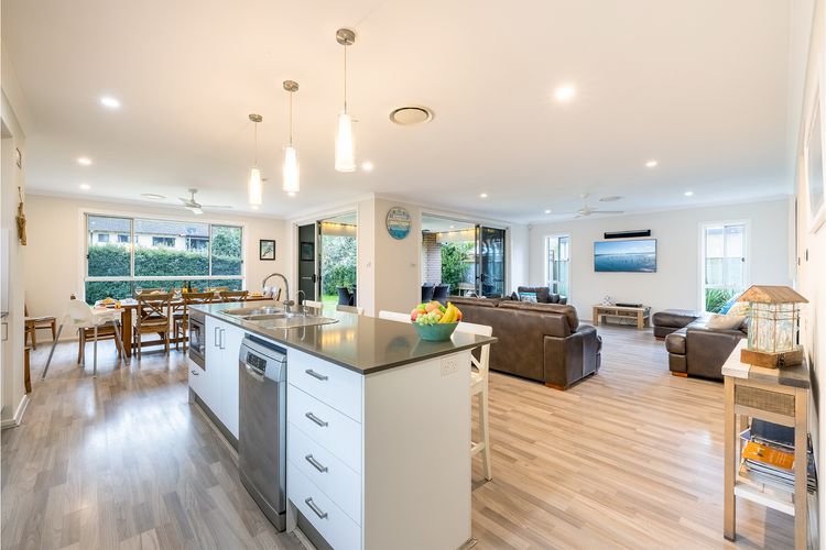 Big Wave At Shoal Bay, 8 Achilles St – large home with ducted air con, Wi-Fi and Linen